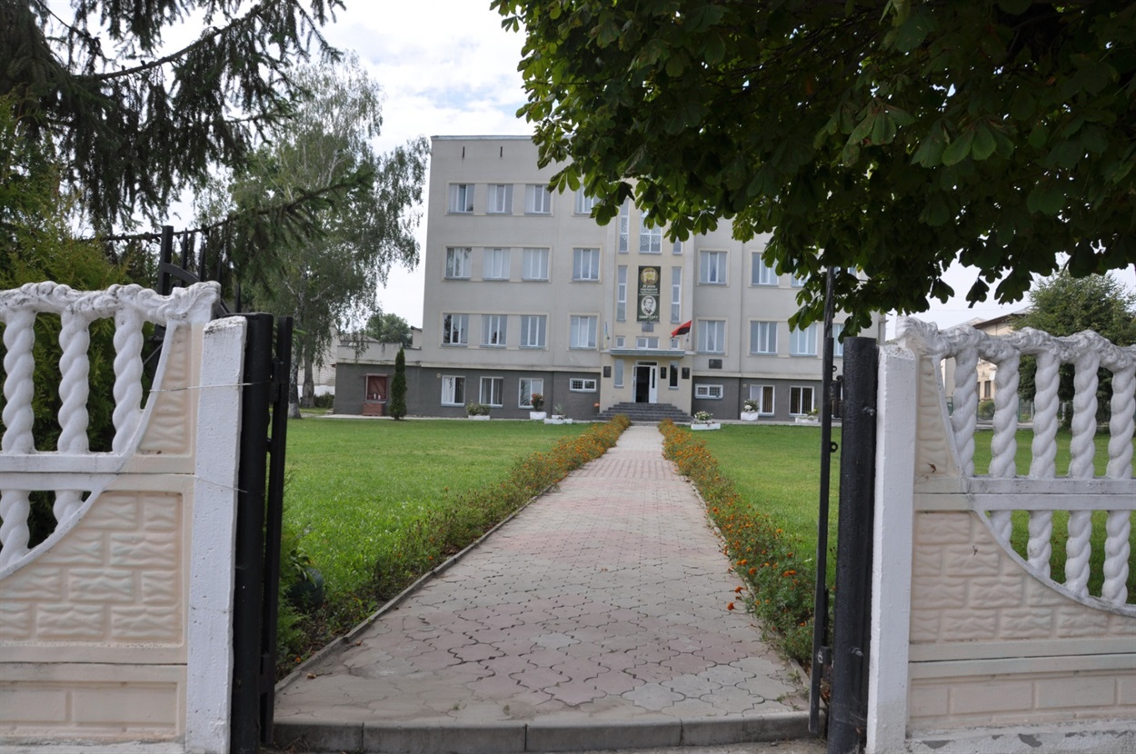 Цьогорічний Першовересень. Порожнє подвір`я Чортківської гімназії ім.ені М.Шашкевича