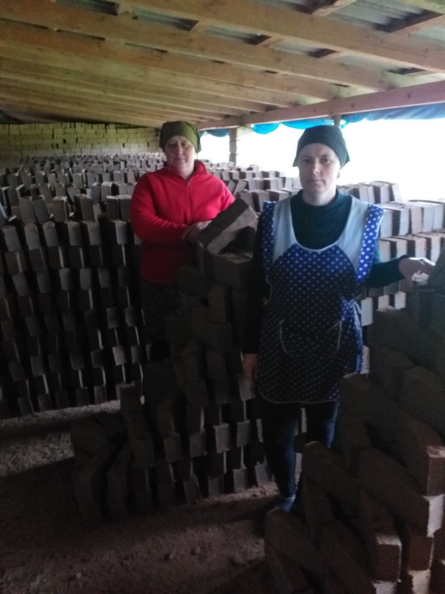 Знімальники-укладальники цегли Марія Солецька і Галина Слоїк