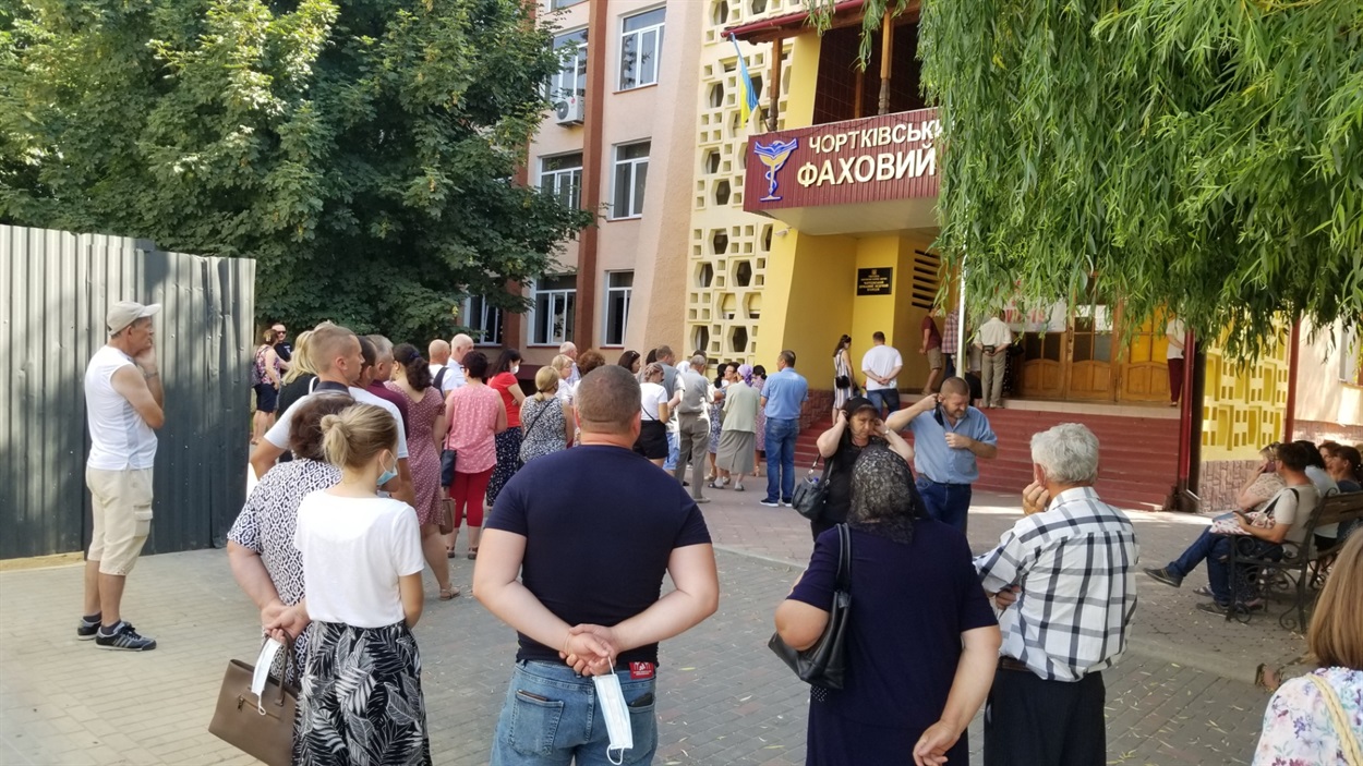 Черга до пункту вакцинації у Чорткові о 10-й годині 18 липня
