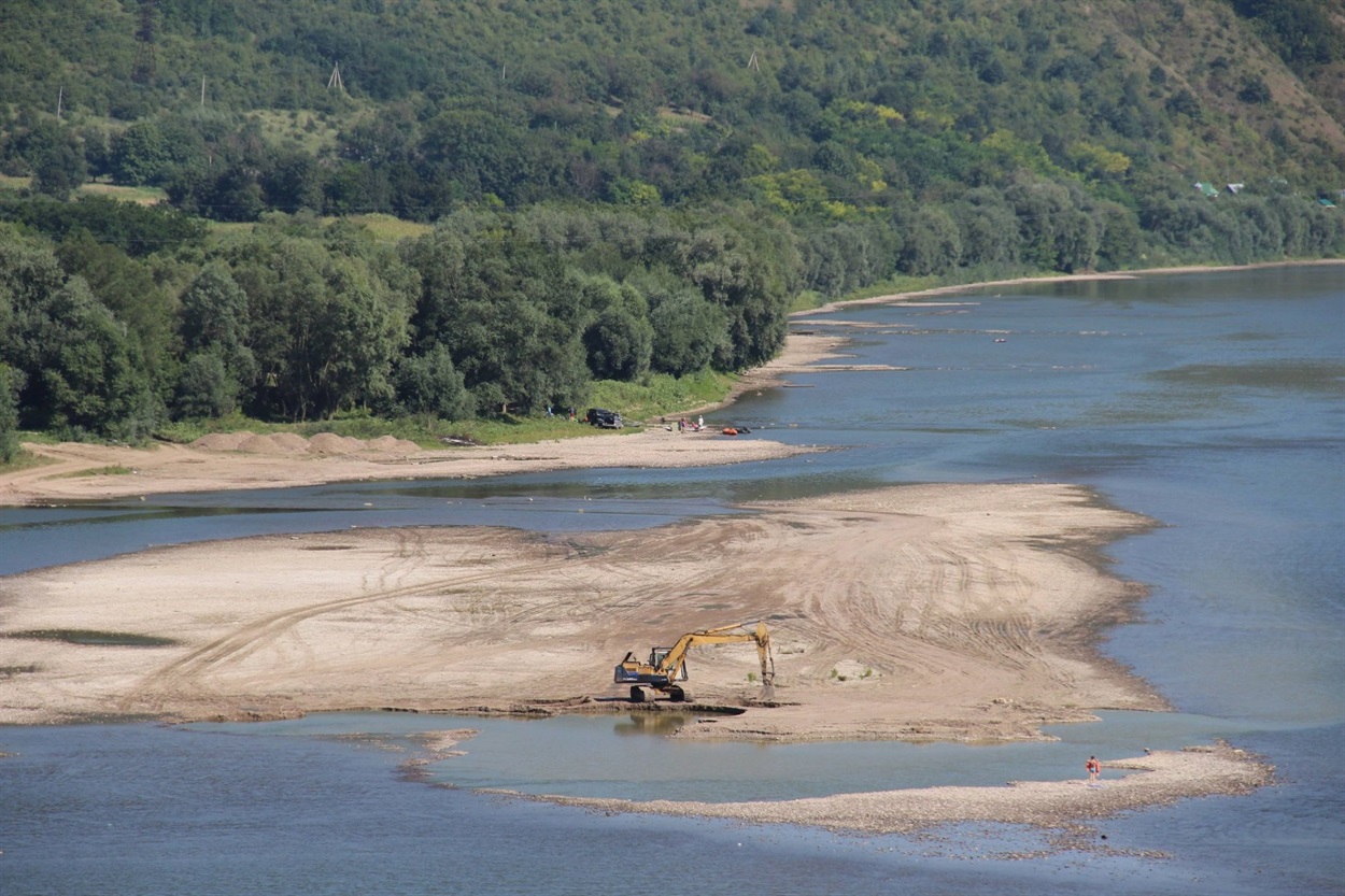Видобуток піщано-гравійної суміші з русла Дністра нижче Устечка, літо 2020 року