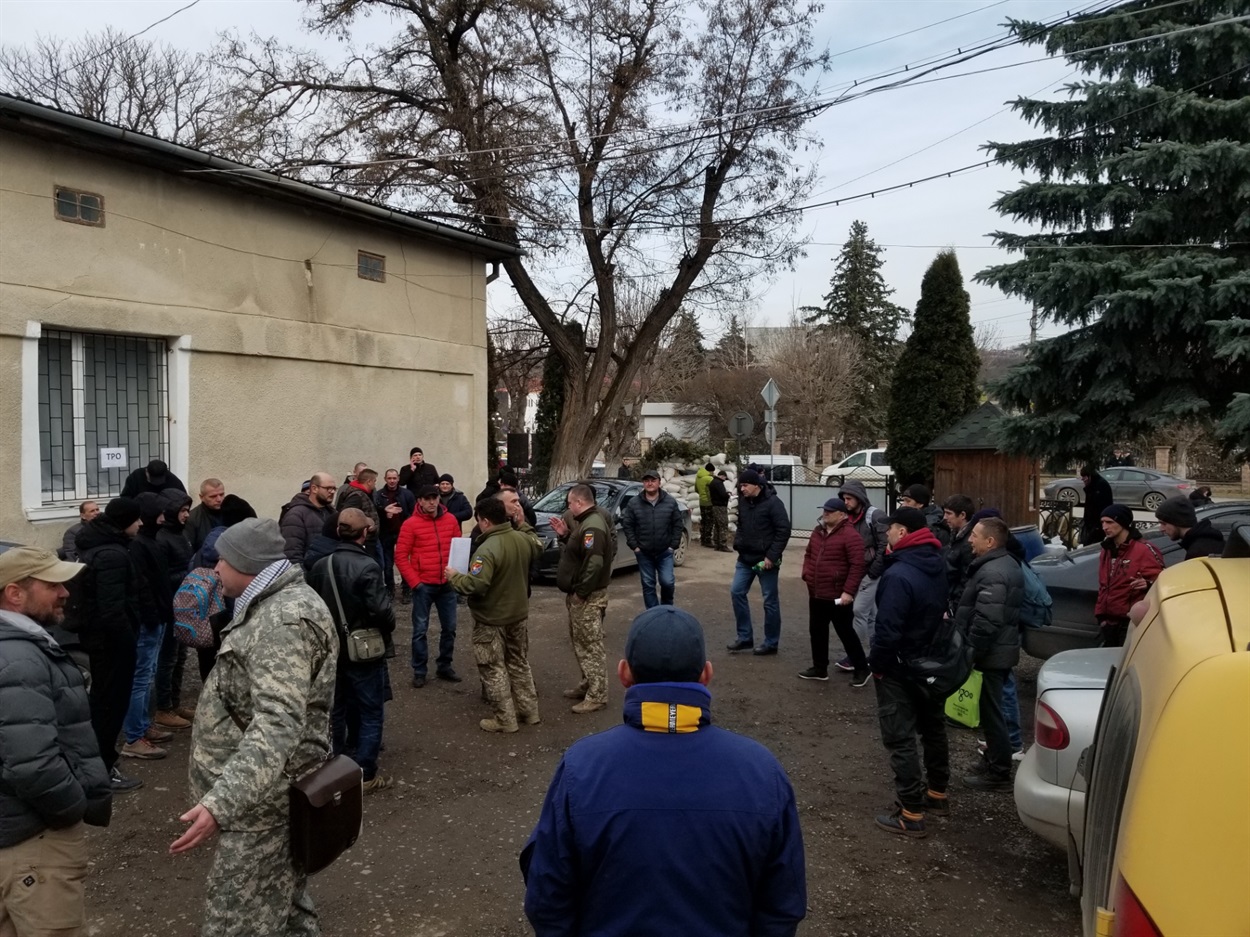 Людно на подвір`ї Чортківського військкомату 25 лютого ц. р.