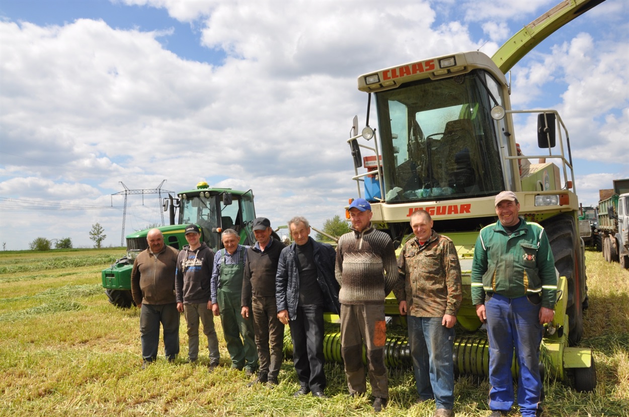 Головний агроном Іван Дрипка (в центрі) з командою механізаторів на заготівлі сінажу