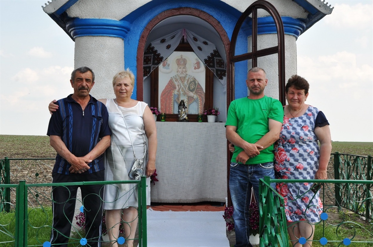 На знімку (зліва направо): Микола Вавриневич (нині покійний), Галина Ушій-Вавриневич (його сестра), Руслан Ушій (син п. Галини) та Іванна Вавриневич (дружина п. Миколи). 2019 рік, 150-ліття спорудження каплиці
