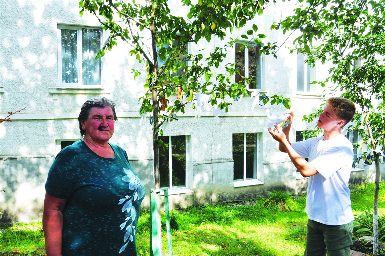 На знімку:  матір загиблого воїна Марусича Володимира – Марія Йосипівна Марусич з Солоного, біля висадженого нею саджанця на Алеї Героїв