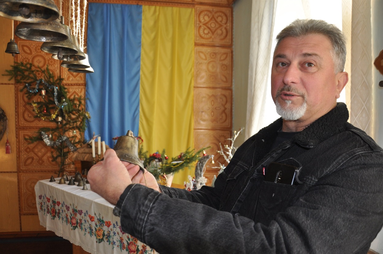 Один з авторів виставки дзвоників - колекціонер Петро Дубина 