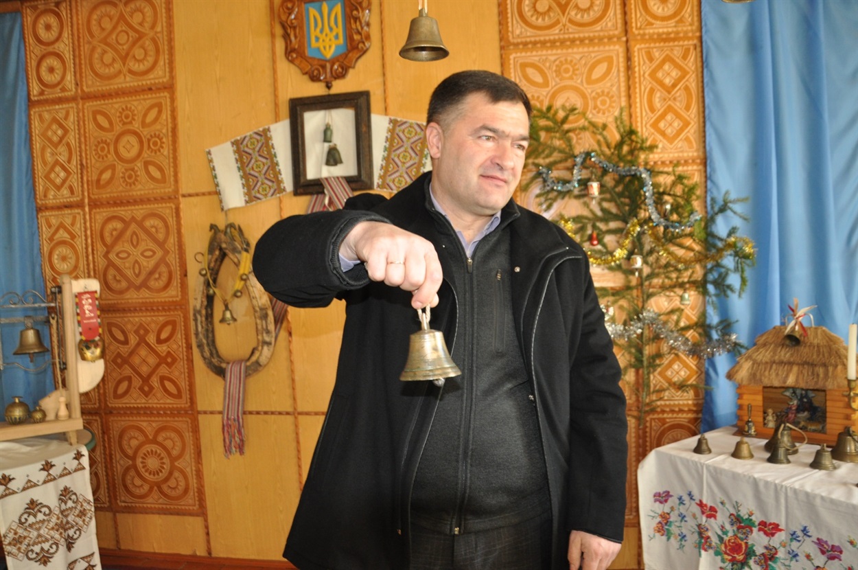 Один з авторів виставки дзвоників - Руслан Букалюк з Ягільниці