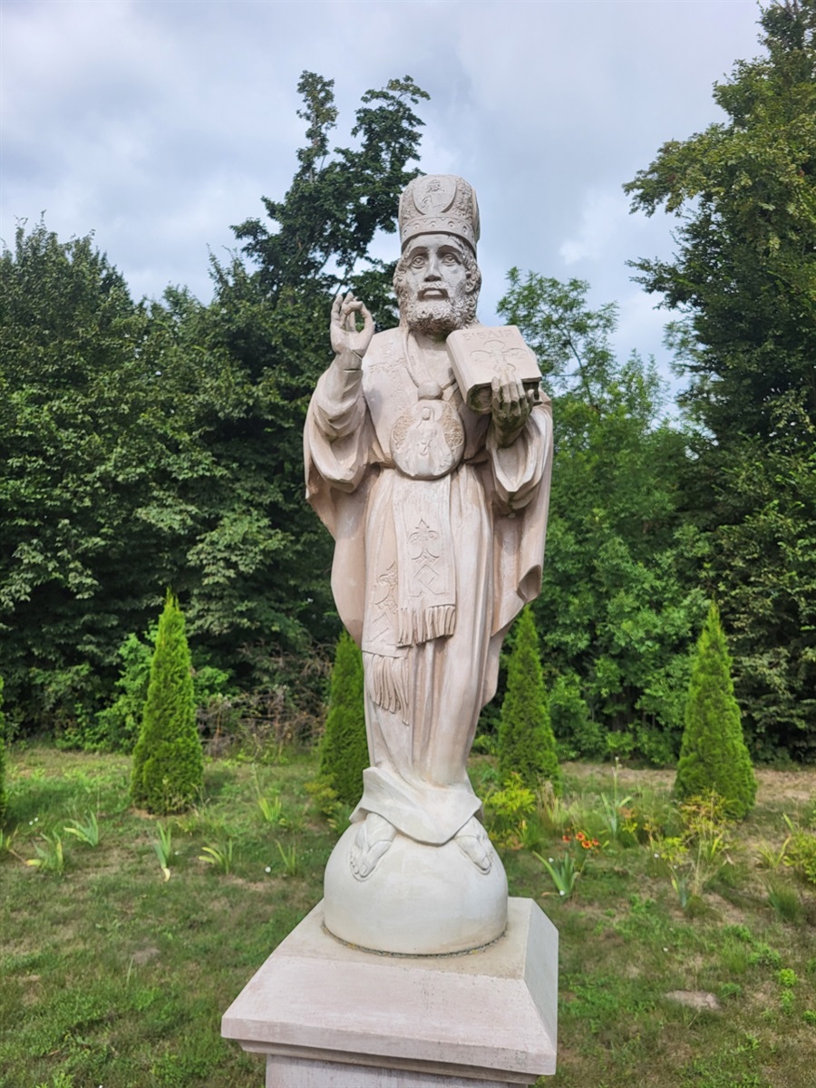 Відновлений у 2019 р. коштом Василя Градового пам`ятник святому Миколаю біля Косова