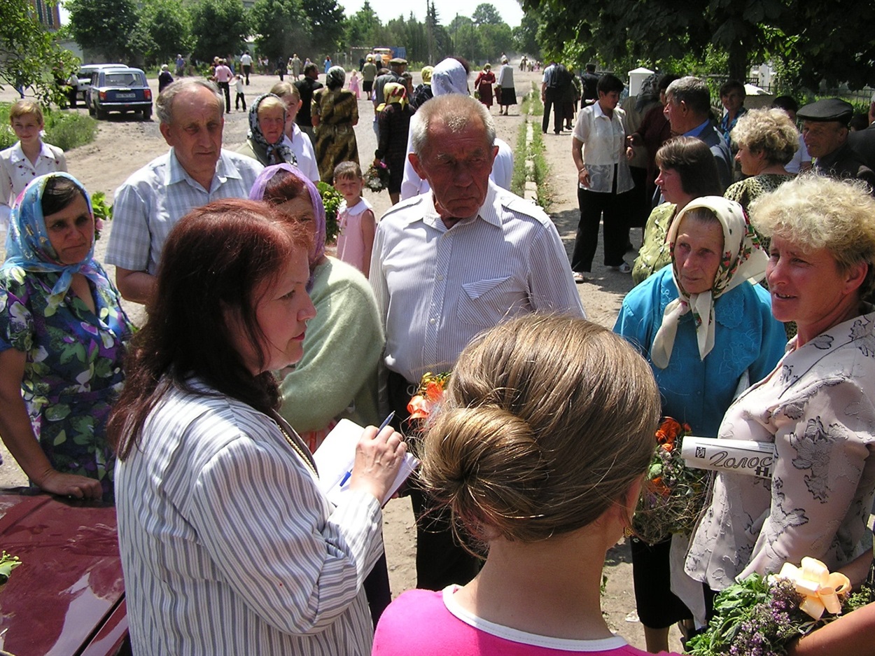 Анна Блаженко серед читачів районки. Червень 2006 р.