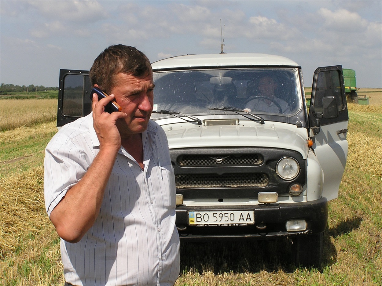 З архіву редакції Чортківської районної газети «Голос народу» (2002 р.). На знімку - директор ПАП «Обрій» Григорій Данилишин