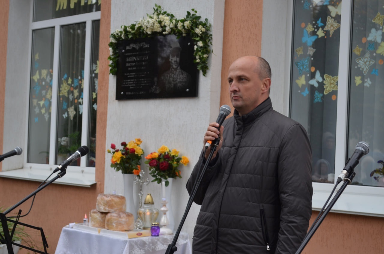 На фасаді Білобожницької школи освятили меморіальну дошку загиблому Герою-односельцю