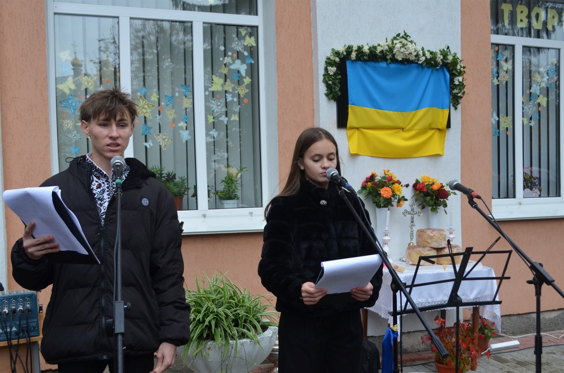На фасаді Білобожницької школи освятили меморіальну дошку загиблому Герою-односельцю
