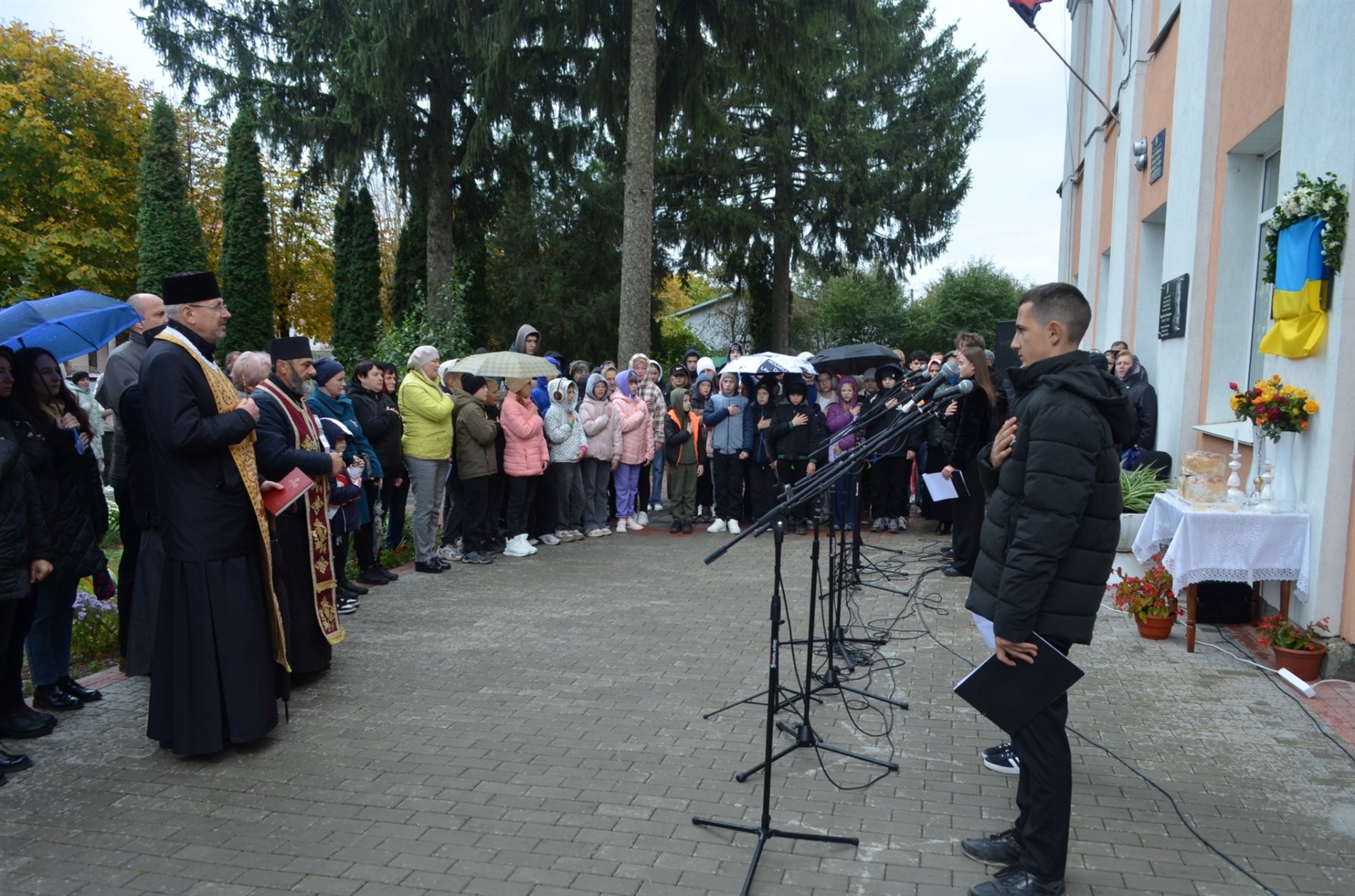 На фасаді Білобожницької школи освятили меморіальну дошку загиблому Герою-односельцю