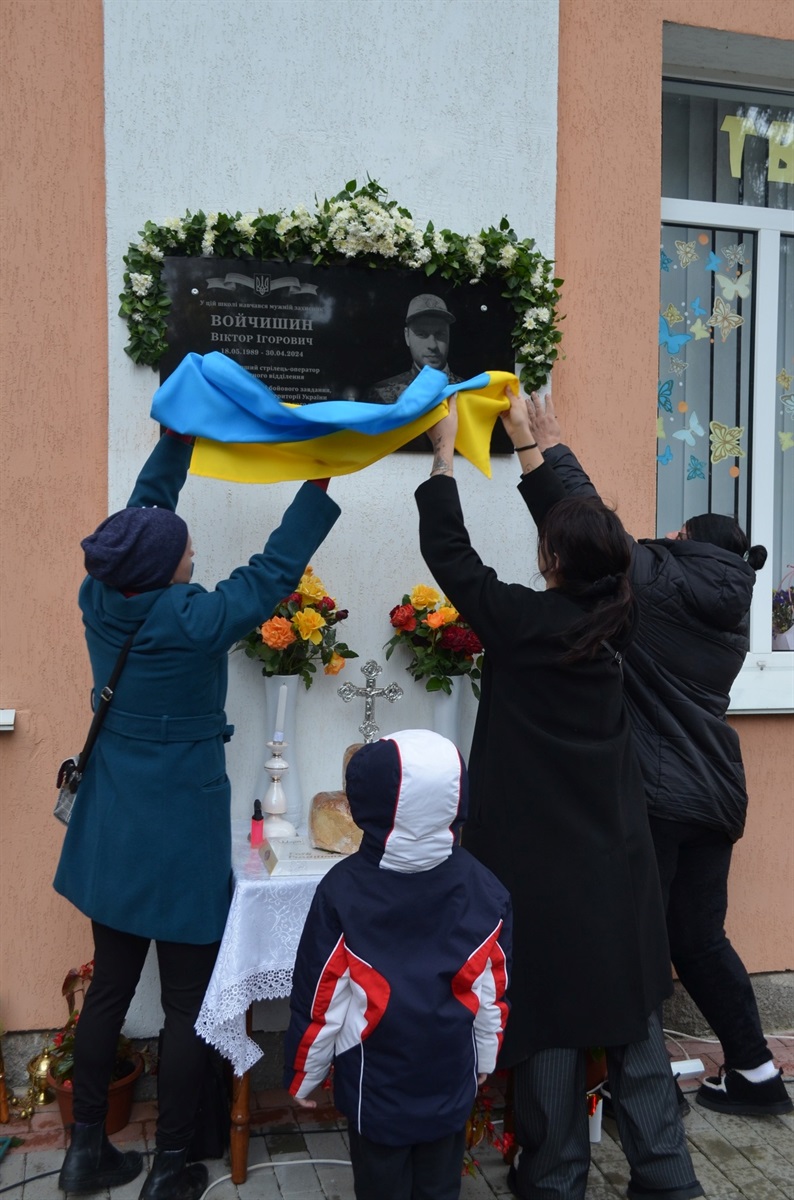 На фасаді Білобожницької школи освятили меморіальну дошку загиблому Герою-односельцю