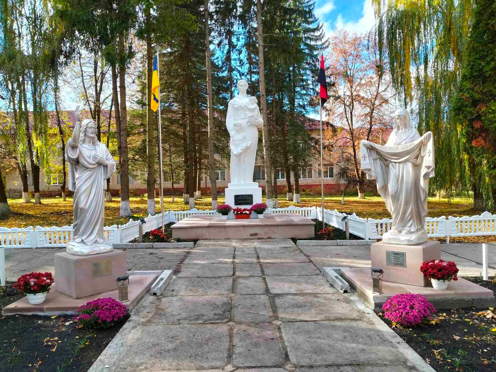 «Забути – це значить зрадити!»: у Яблунові відкрили «Алею Героїв»