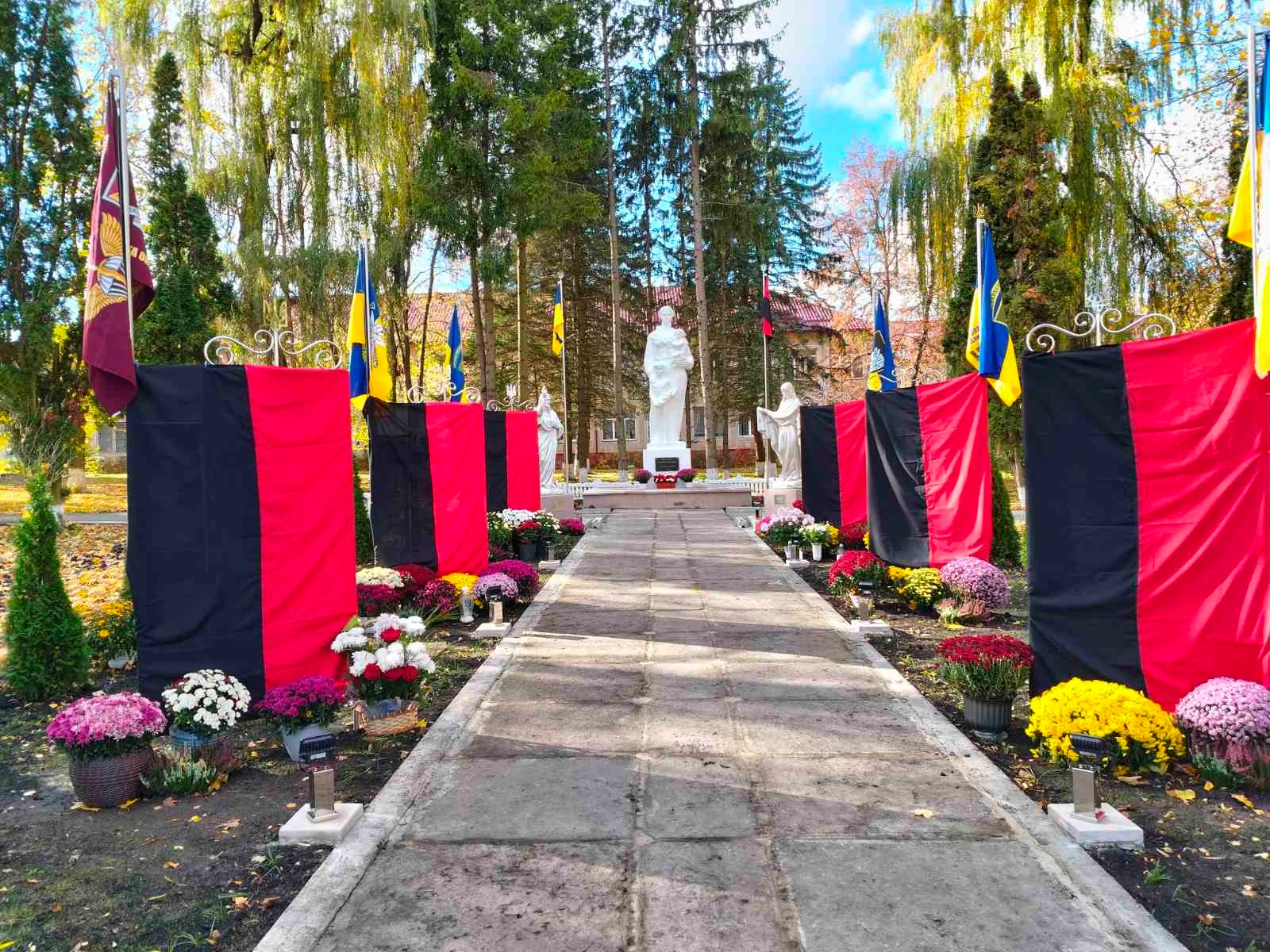 «Забути – це значить зрадити!»: у Яблунові відкрили «Алею Героїв»