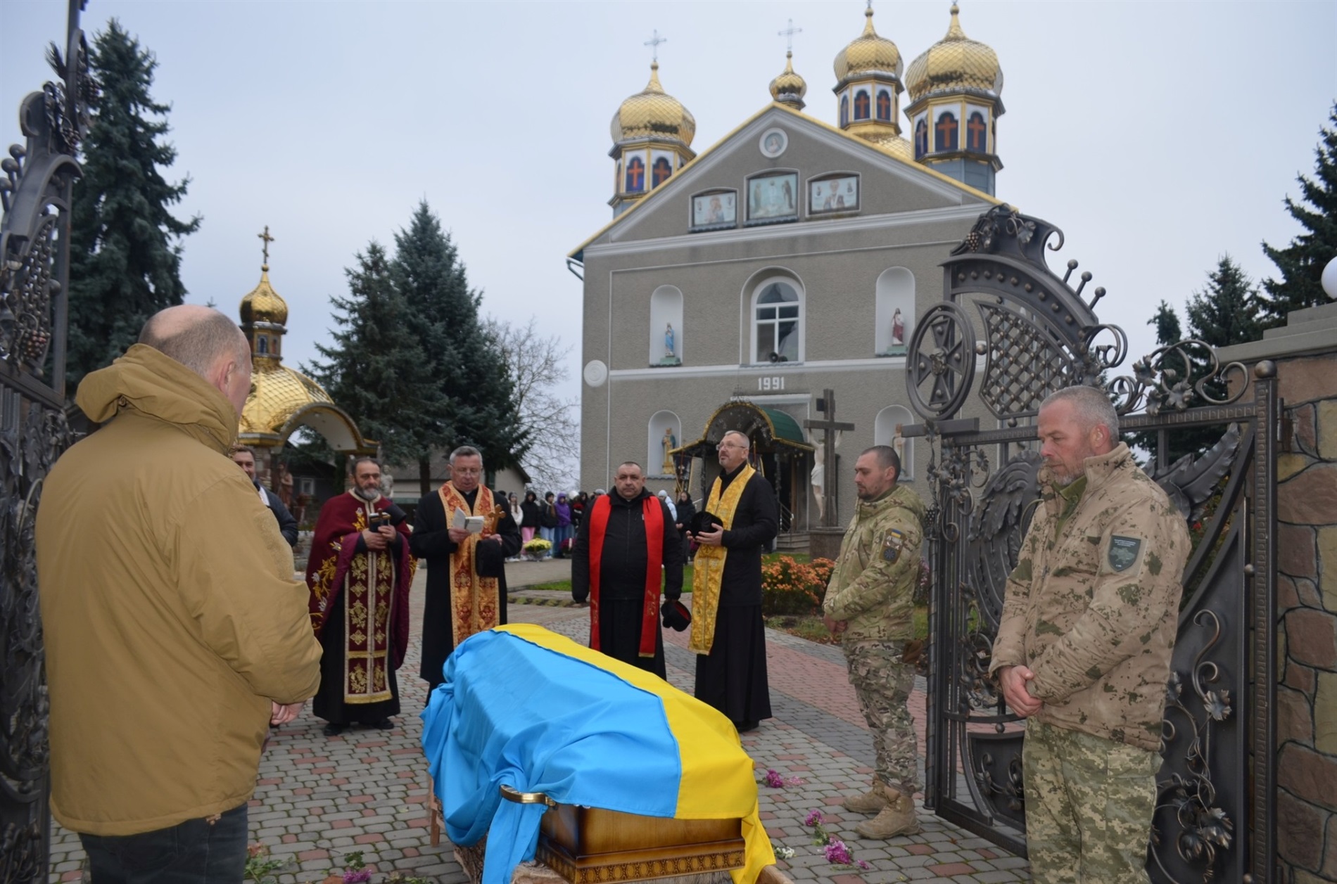 У Білобожниці провели в останню путь ветерана російсько-української війни Возного Сергія