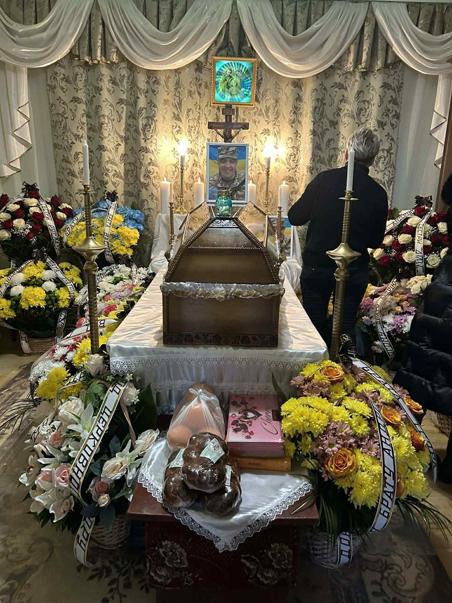 Сльози, прапори й тиша: Чортківщина попрощалася з Героєм Сорокою Андрієм