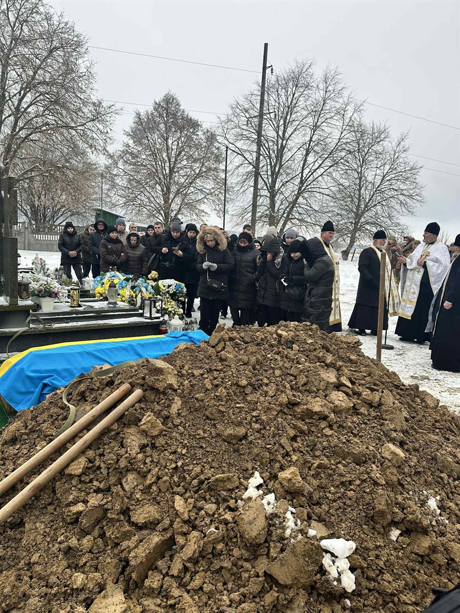 Сльози, прапори й тиша: Чортківщина попрощалася з Героєм Сорокою Андрієм