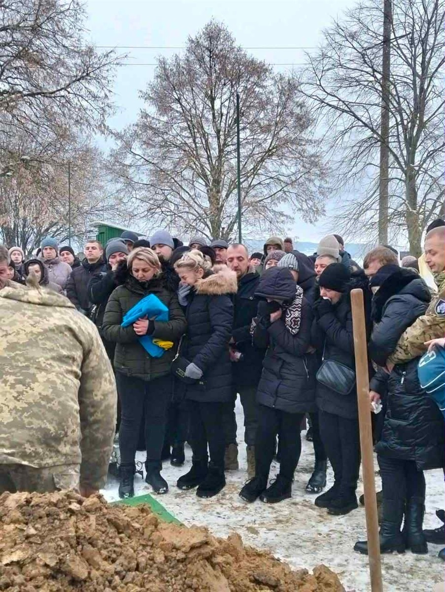 Сльози, прапори й тиша: Чортківщина попрощалася з Героєм Сорокою Андрієм