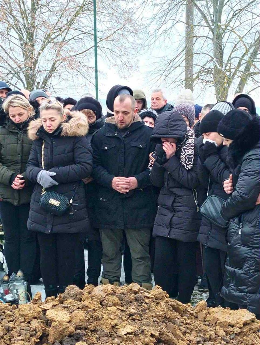 Сльози, прапори й тиша: Чортківщина попрощалася з Героєм Сорокою Андрієм