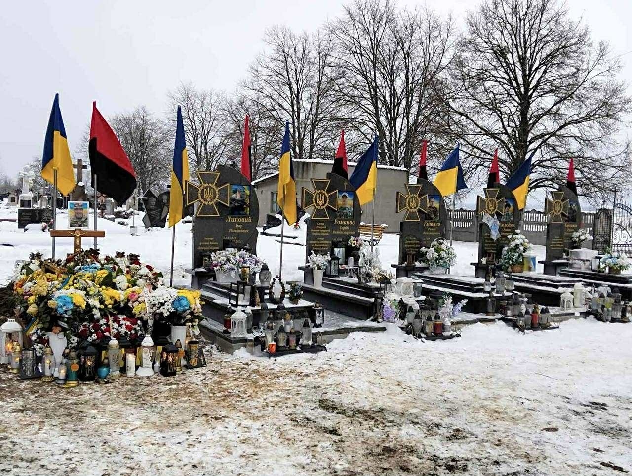 Сльози, прапори й тиша: Чортківщина попрощалася з Героєм Сорокою Андрієм
