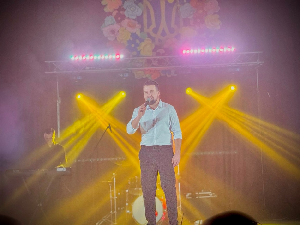 У рідному селі відбувся перший сольний концерт співака з Чортківщини Тараса Крупи