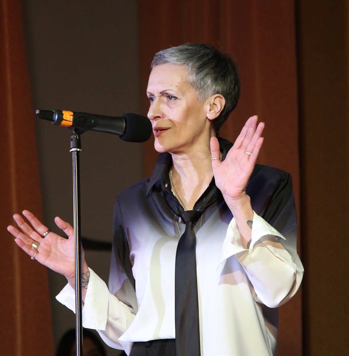 «Я – просто жінка!»: у Чорткові відбувся концерт, кошти з якого підуть на лікування нашої колеги