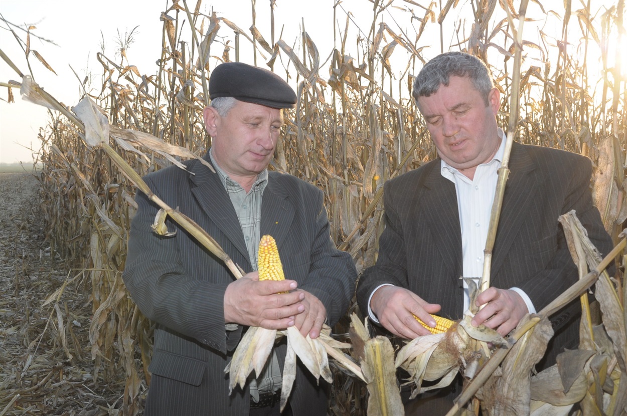 Директор ПАП «Довіра» Іван Войцишин і керуючий Староягільницьким відділком господарства Василь Андрейків. 2009 р.