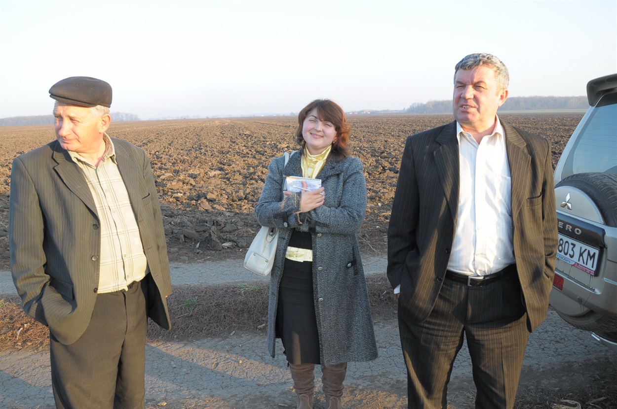 Журналісти чортківської районки «Голосу народу» на полях агропідприємства «Довіра». 2009 р.