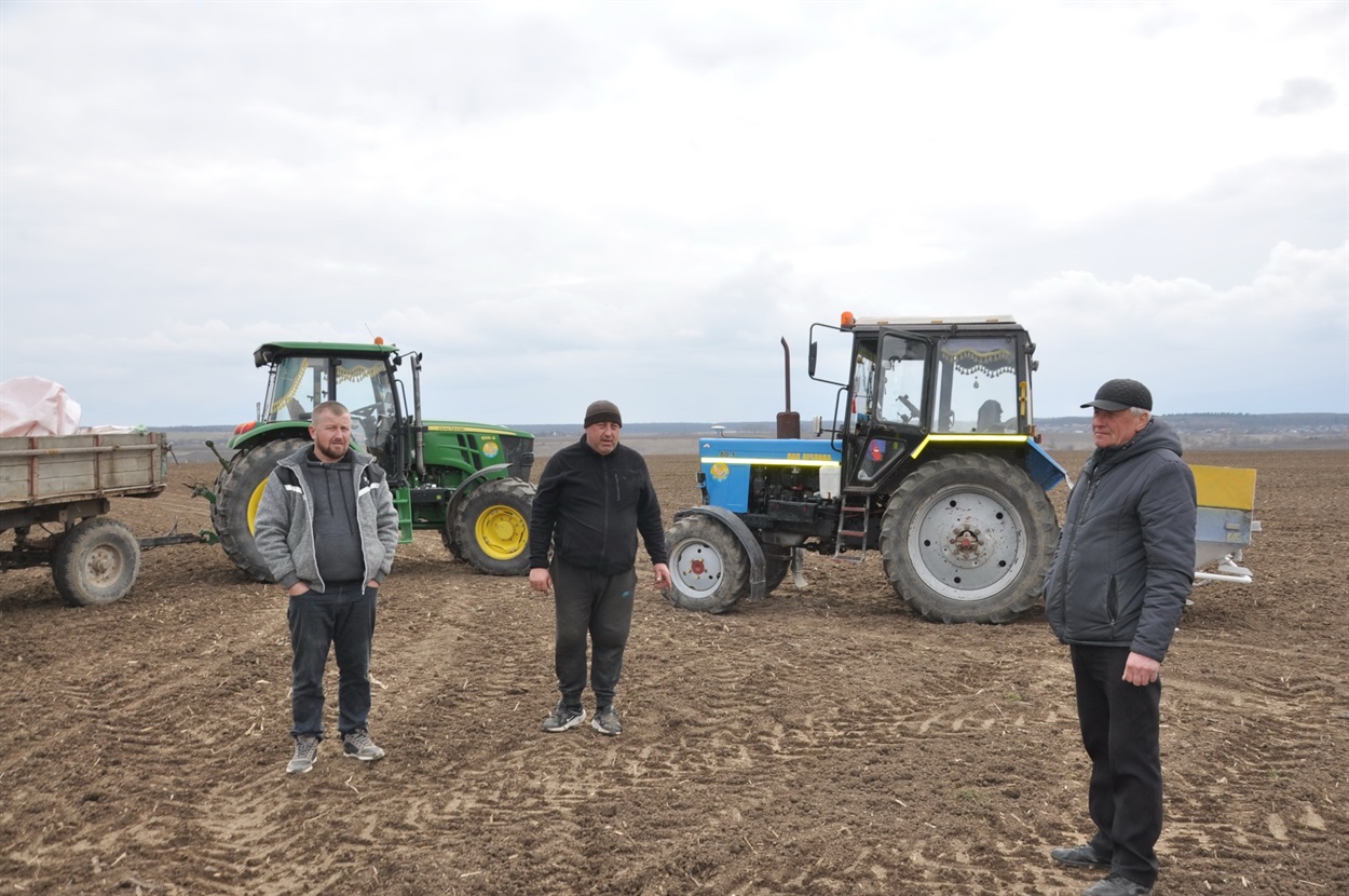 Механізатори Іван Щур, Володимир Герчак і головний інженер Мирослав Андрейчук