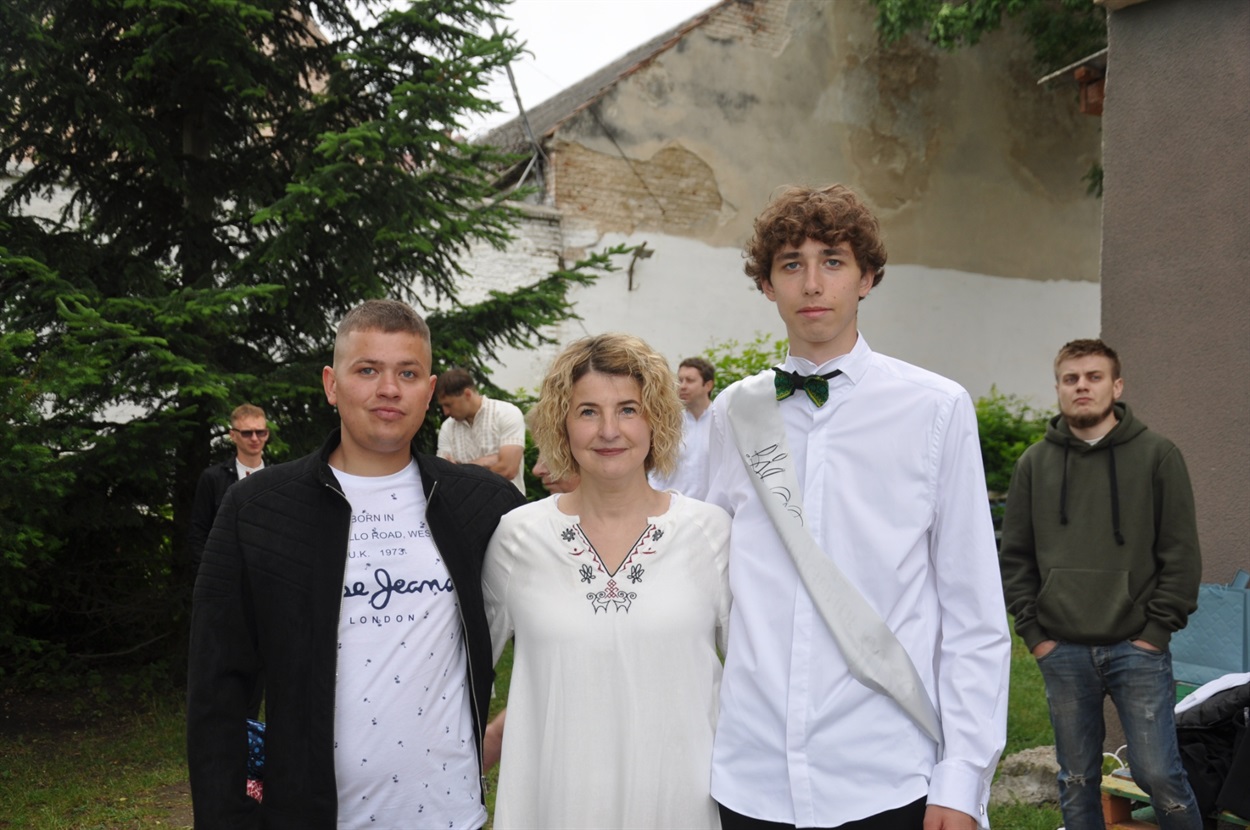 На знімку: волонтер Олена Сеник разом зі синами - захисником України, воїном ЗСУ Дмитром та випускником ліцею Миколою