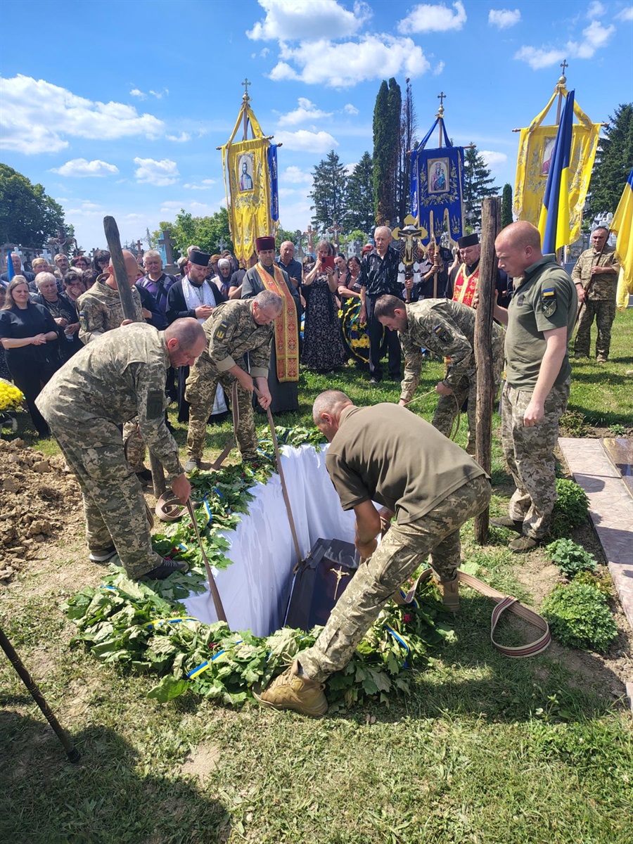 У Давидківцях провели в останню дорогу загиблого снайпера-розвідника Гоменюка Володимира