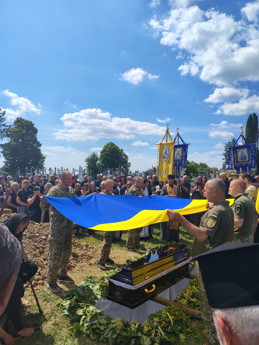 У Давидківцях провели в останню дорогу загиблого снайпера-розвідника Гоменюка Володимира