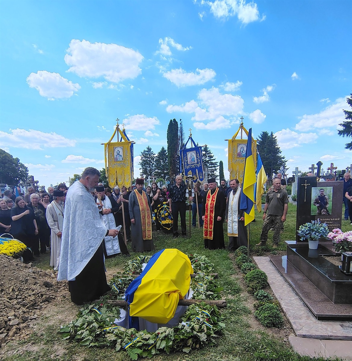 У Давидківцях провели в останню дорогу загиблого снайпера-розвідника Гоменюка Володимира