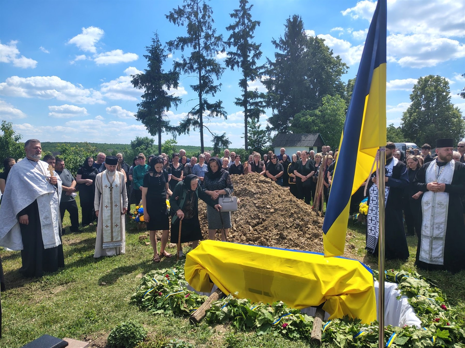 У Давидківцях провели в останню дорогу загиблого снайпера-розвідника Гоменюка Володимира