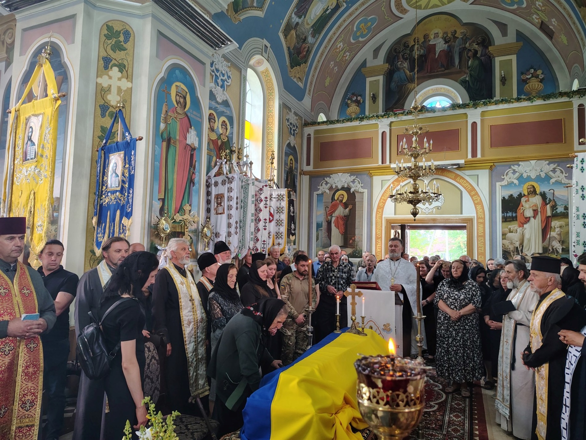 У Давидківцях провели в останню дорогу загиблого снайпера-розвідника Гоменюка Володимира