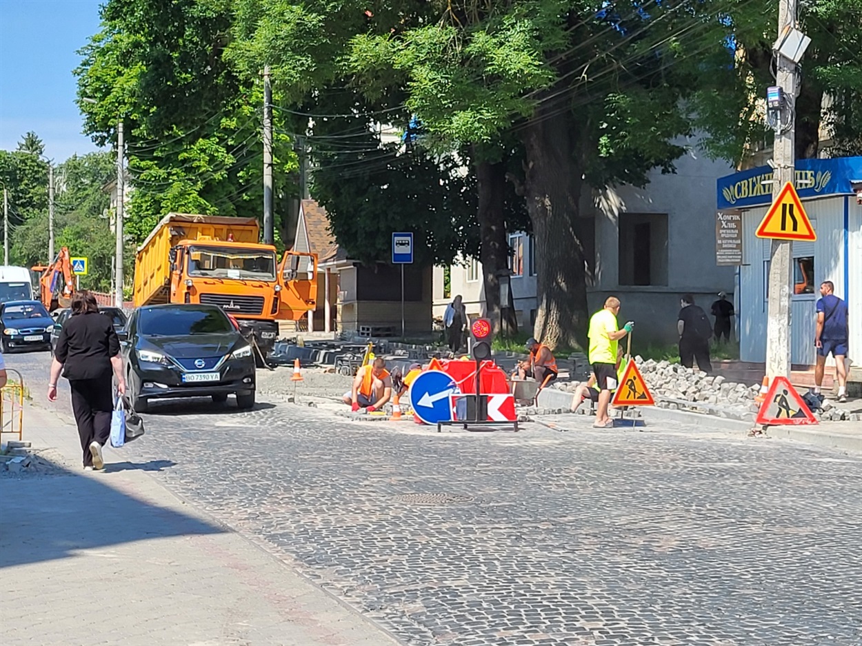 Переукладання бруківки по вулиці Степана Бандери. 10 червня ц. р. 