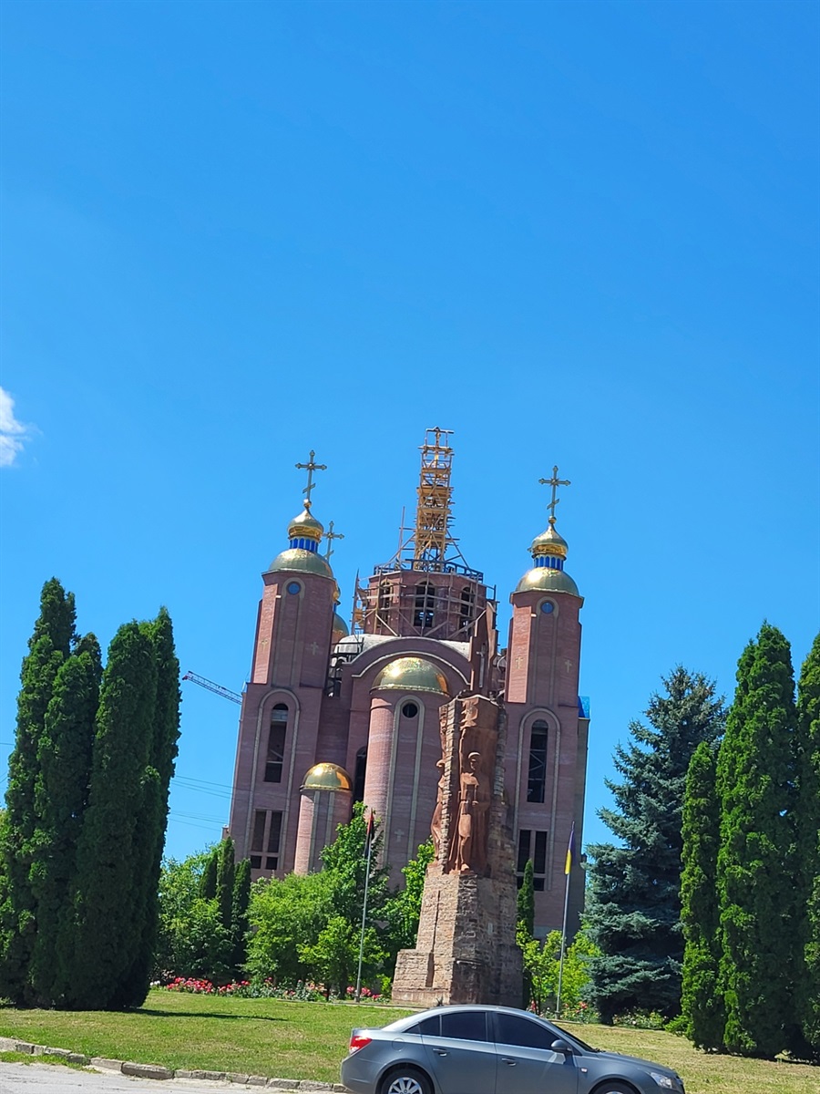 Обнова для собору святого князя Володимира у Чорткові: і п’ятий – головний хрест – вже нагорі!