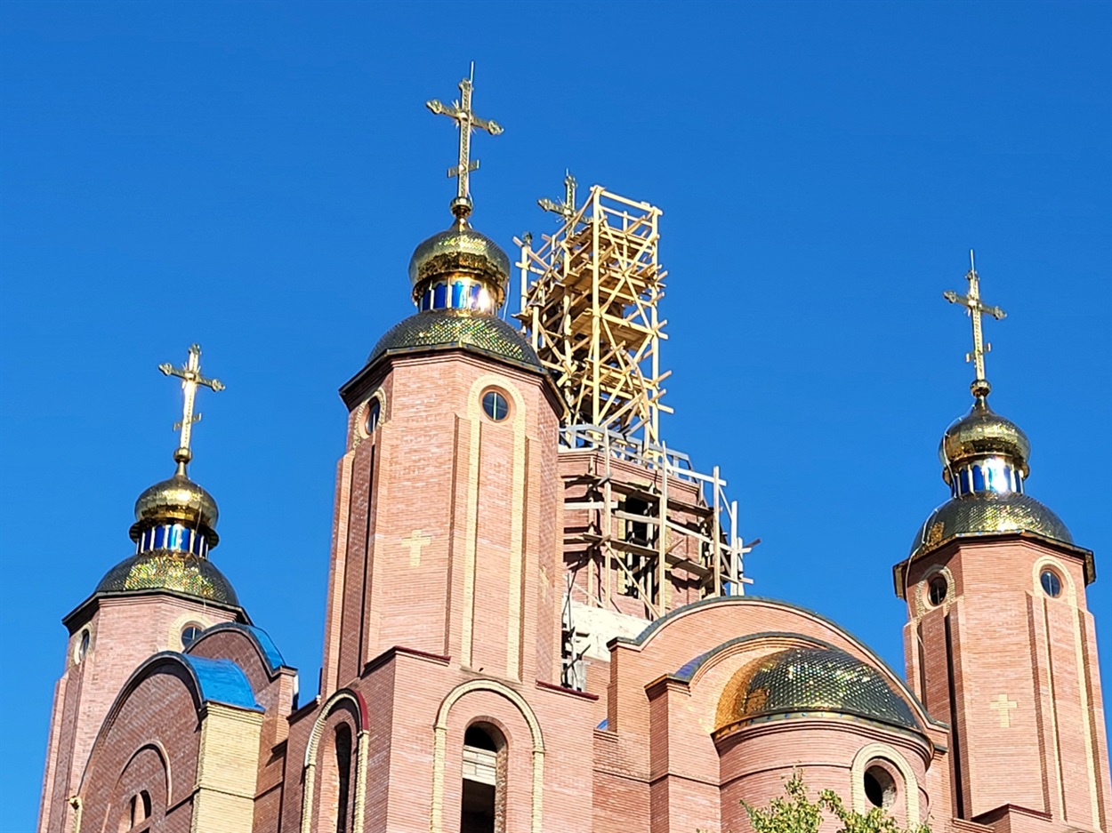 Обнова для собору святого князя Володимира у Чорткові: і п’ятий – головний хрест – вже нагорі!