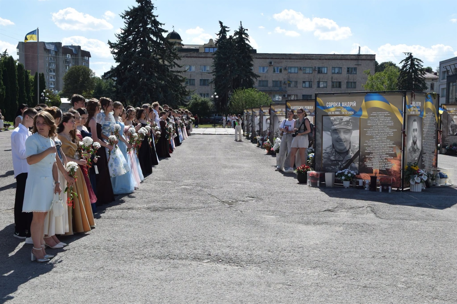 Відлітають із гніздечка соколята: у Чорткові відбулося загальноміське свято випускників