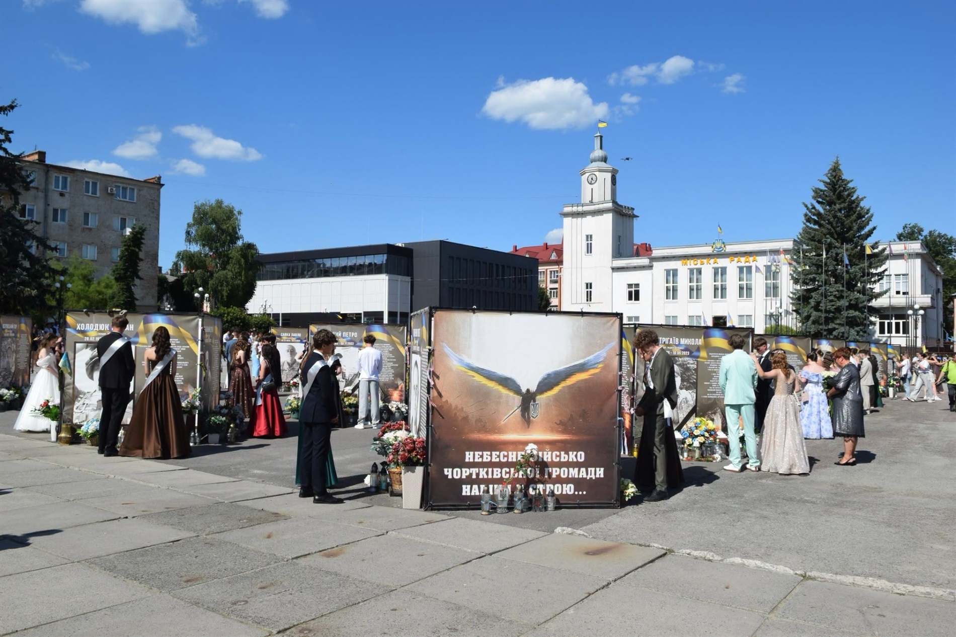 Відлітають із гніздечка соколята: у Чорткові відбулося загальноміське свято випускників