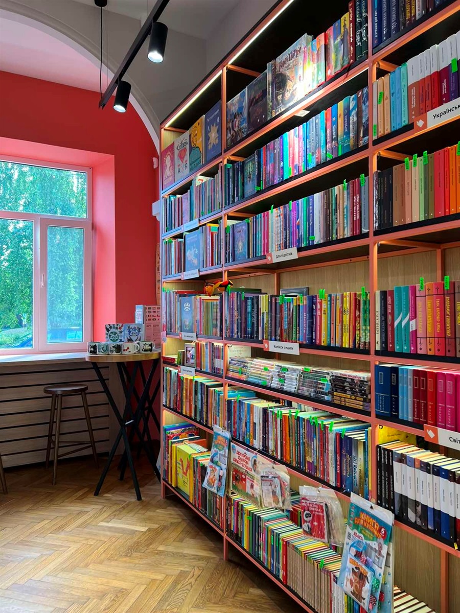 Теплі розмови, анчан та книги: як у Копичинцях живе книгарня-кав’ярня від Видавництва Старого Лева