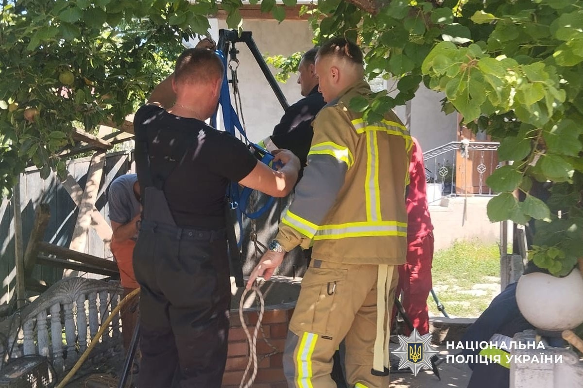 Два смертельних випадки на Чортківщині: один чоловік впав з дерева, на іншого звалилося 20 кг відро